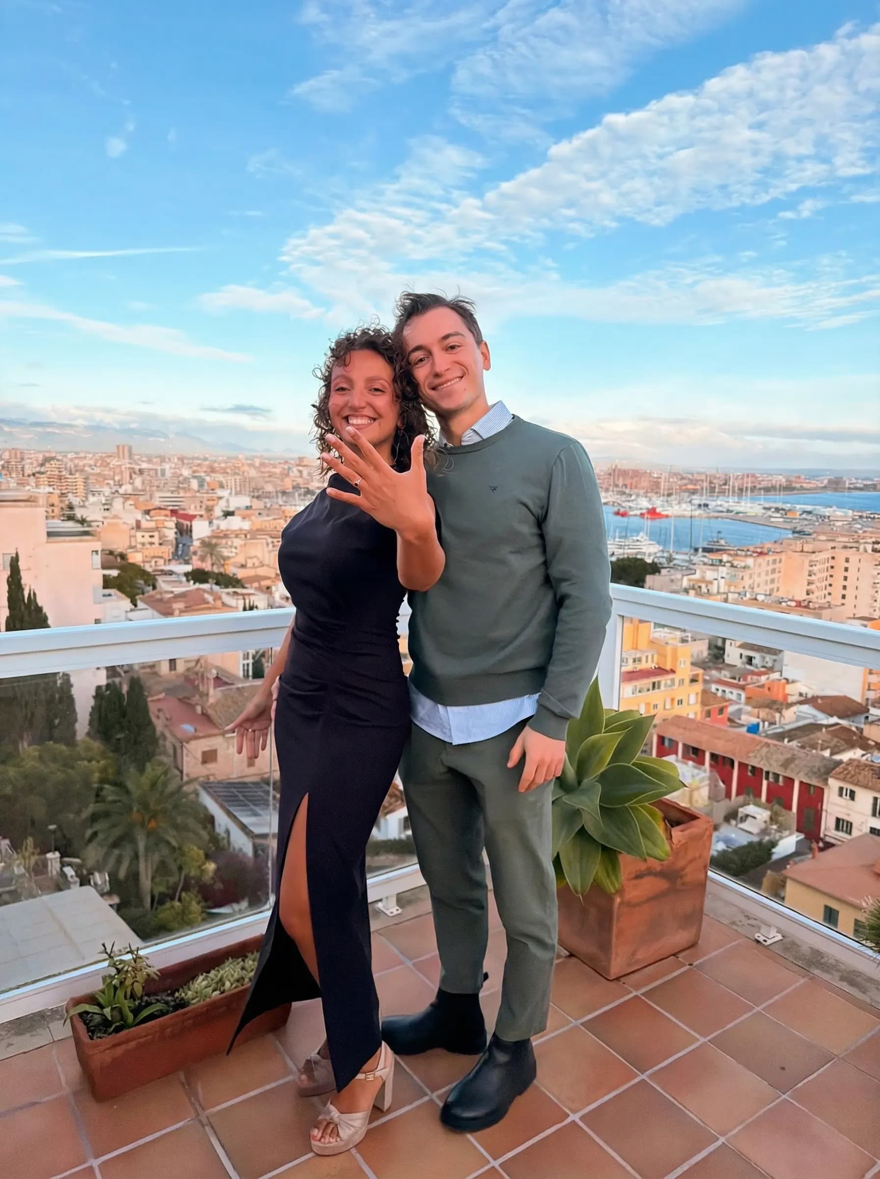 Aina y Enzo en una terraza con el anillo
